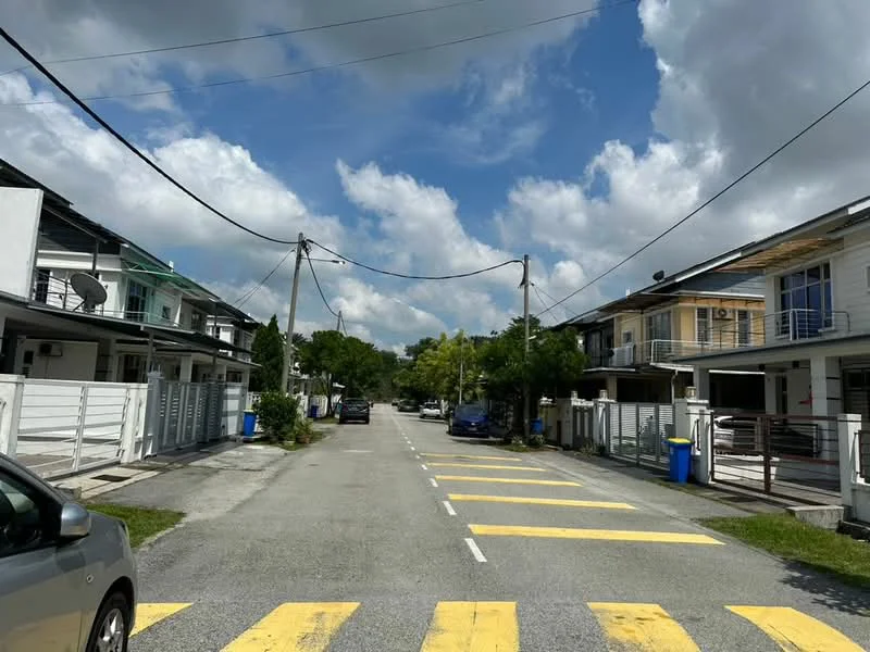 Exterior type: linked terrace house; features: two-storey houses, white painted facade, manicured lawns, paved driveway, street with yellow pedestrian crossings, overhead power lines, surrounded by greenery, clear blue sky, clouds, sidewalks; style: modern.