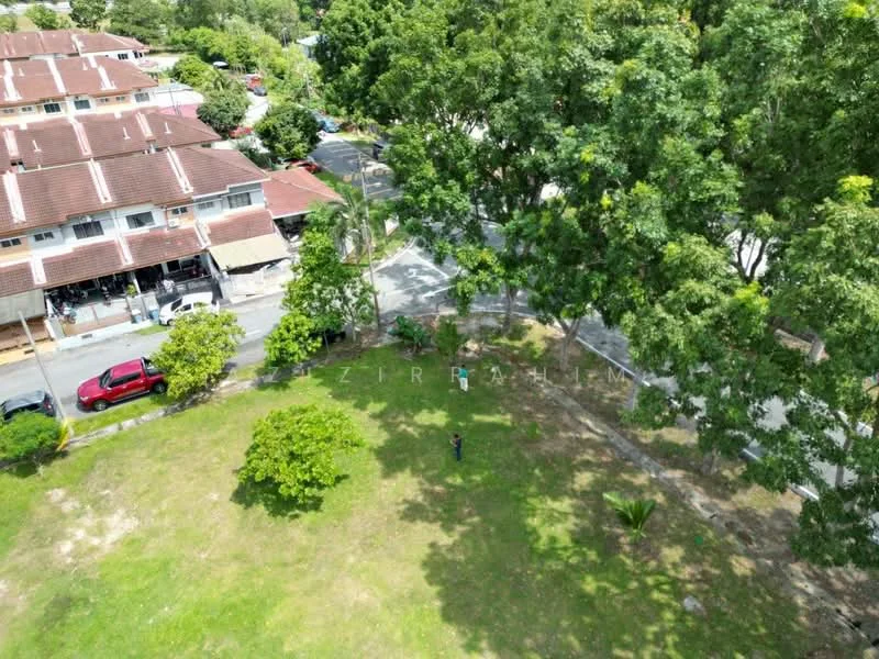 Exterior type: linked terrace house; features: manicured lawn, mature trees, surrounding residential area, paved road, parking spaces, green open space; style: modern.