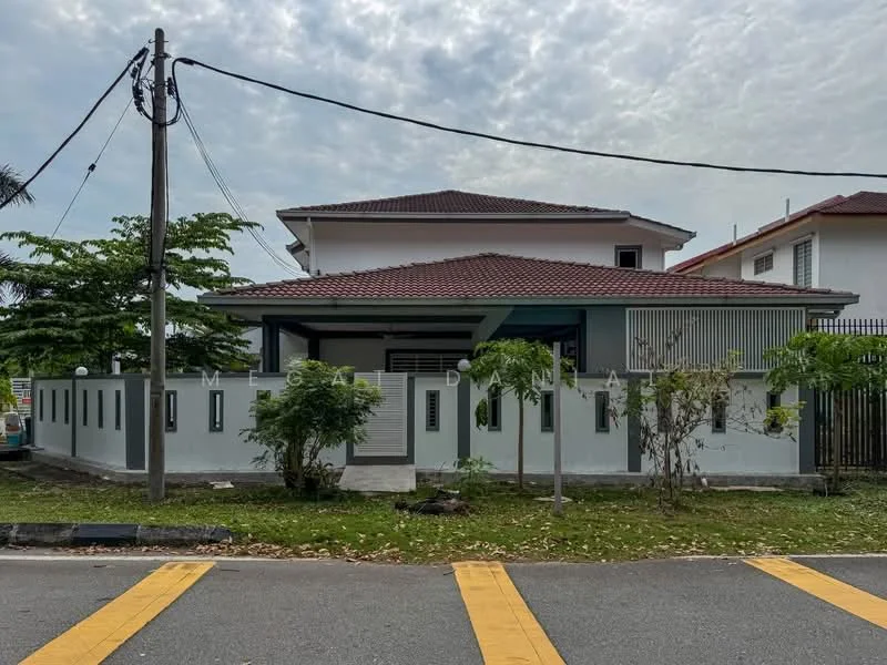 Exterior type: detached bungalow; features: white painted facade, red tiled roof, single-storey structure, manicured lawn, mature trees, fenced perimeter, driveway with interlocking pavers, covered porch, landscaped garden, street view, electricity poles visible; style: modern.