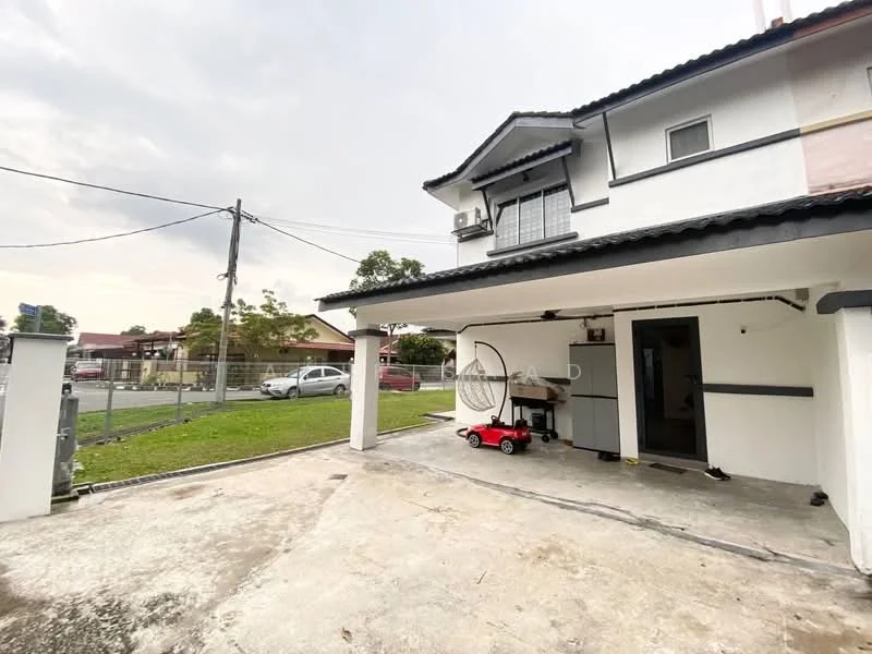 Exterior type: semi-detached house; features: concrete driveway, manicured lawn, fenced yard, covered car porch, outdoor storage area, exterior wall with white paint, sliding glass door, window air conditioning unit, paved walkway, garden area; style: modern.
