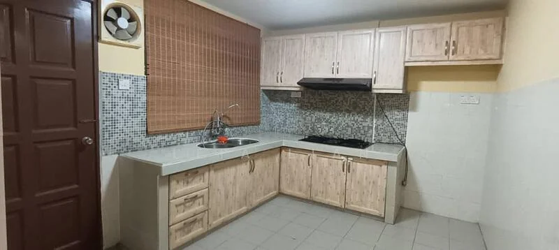 Kitchen features: single-bowl stainless-steel sink, chrome pull-down faucet, granite countertop, wood cabinetry with light finish, built-in gas hob, exhaust hood, grey mosaic tile backsplash, white tiled walls, grey tiled flooring, wall-mounted split AC, window with bamboo blinds, door with panel design; style: modern.