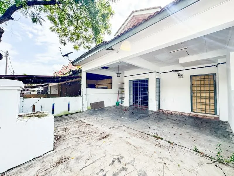 Exterior type: semi-detached house; features: paved driveway, white painted facade, flat roof, mature trees, outdoor space with concrete flooring, security grille door, covered area with ceiling, surrounded by greenery; style: modern.