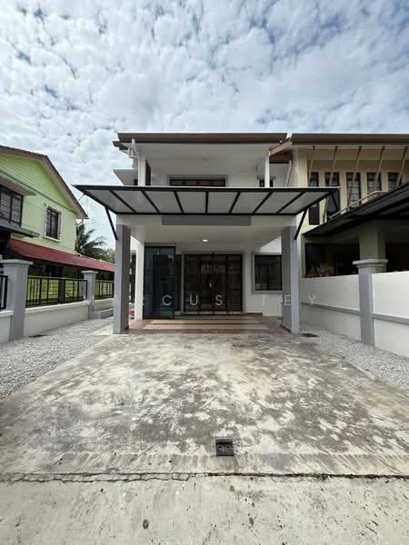 Exterior type: semi-detached house; features: flat roof with overhang, concrete driveway, gravel landscaping, front porch with awning, double-volume entrance, glass main door, large windows on upper floor, white painted facade, surrounded by low fencing, visible neighboring houses; style: modern.
