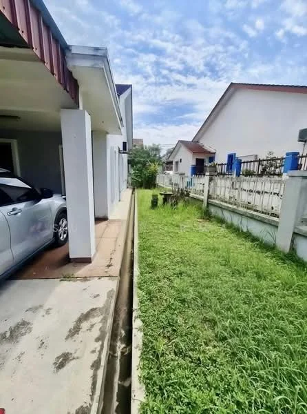 Exterior type: semi-detached house; features: manicured lawn, concrete driveway, single-storey structure, fenced yard, gutter along the side, side garden, car parked in driveway, roof overhang, clear blue sky; style: modern.