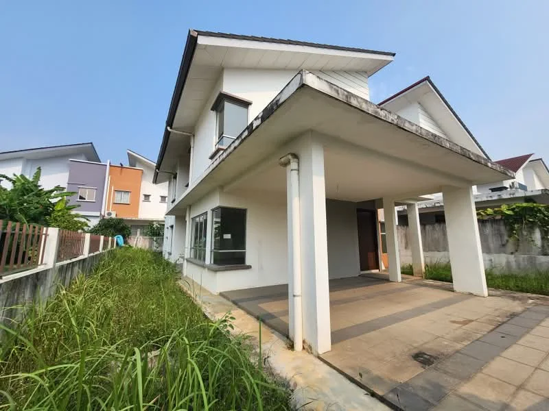 Exterior type: detached bungalow; features: white painted facade, flat roof, single-storey, covered porch, paved walkway, surrounded by overgrown grass, adjacent to residential buildings; style: modern.
