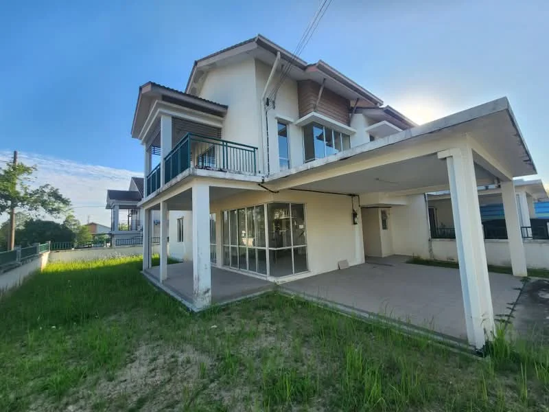 Exterior type: detached bungalow; features: two-storey building, white painted facade, flat roof, balcony with railing, large glass windows, covered car porch, manicured lawn, surrounded by greenery, concrete flooring at porch, sliding glass door, exposed columns; style: modern.