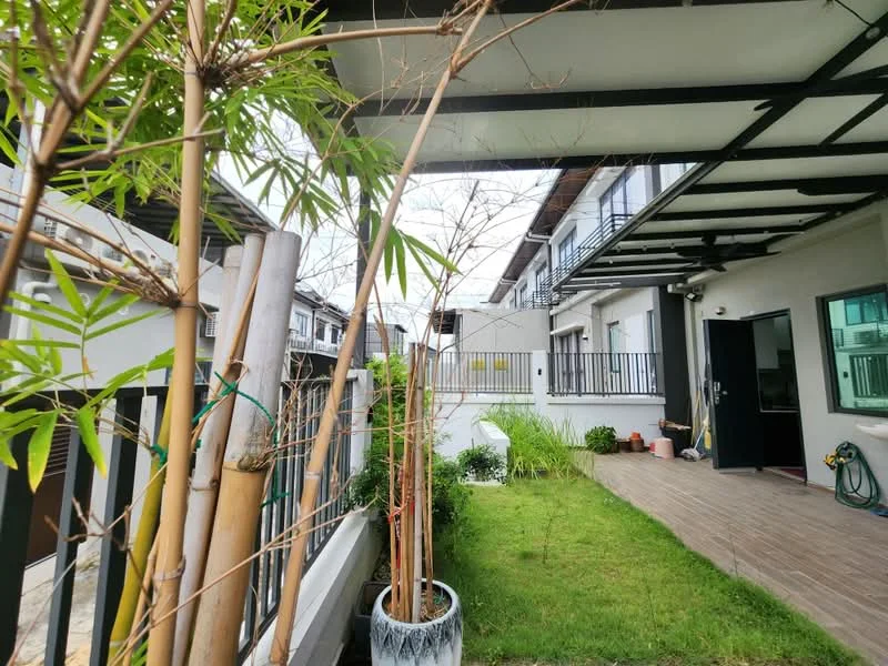 Exterior type: linked terrace house; features: manicured lawn, paved walkway, bamboo plants, covered terrace, glass sliding doors, metal railing, outdoor space with greenery, modern facade, garden area; style: modern.
