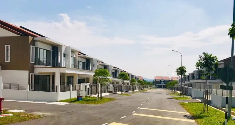Exterior type: linked terrace house; features: two-storey houses, white painted facade, brown accent panels, flat roof, manicured lawn, paved driveway, street lighting, sidewalks, green landscaping, trees along the street; style: modern.