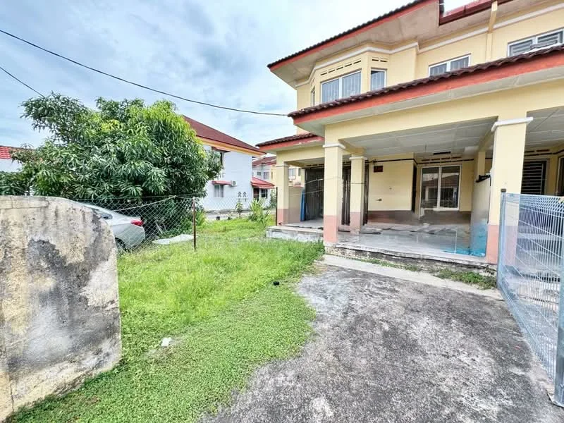 Exterior type: semi-detached house; features: manicured lawn, paved driveway, fenced yard, porch area, two-storey structure, red tiled roof, exposed concrete facade, surrounded by greenery; style: modern.