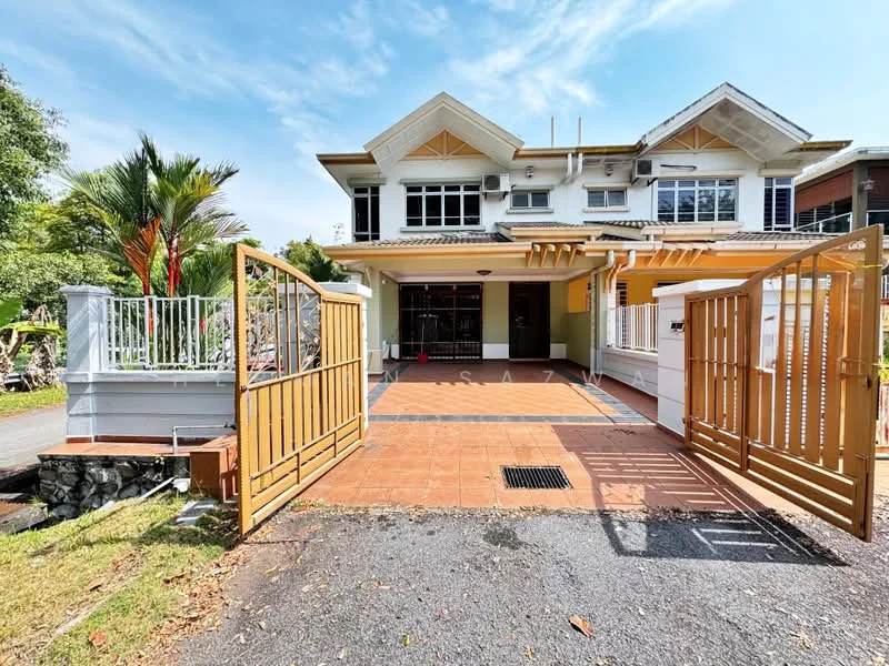Exterior type: detached bungalow; features: two-storey building, white painted facade, wooden gate, tiled driveway, manicured lawn, palm trees, covered porch, balcony on upper floor, exposed beams on porch, windows with grilles, landscaped garden, brick wall fencing; style: modern.