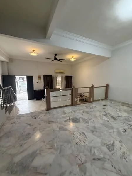 Living features: marble flooring, white painted walls, tray ceiling, 2 ceiling lights, 5-blade ceiling fan, large windows, balcony access, open layout; style: modern.