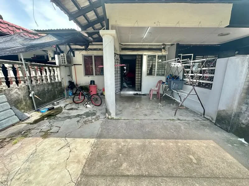 Exterior type: linked terrace house; features: concrete flooring, covered porch area, metal gate, exposed brick wall, partially tiled walls, laundry area with drying rack, bicycle, outdoor seating, manicured garden area, roof overhang, sidewalk, fenced perimeter; style: traditional.