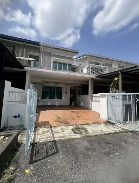 Exterior type: linked terrace house; features: paved driveway, white painted facade, flat roof, single-storey, manicured lawn, fence with gate, covered car porch, front porch area, adjacent to neighboring houses; style: modern.