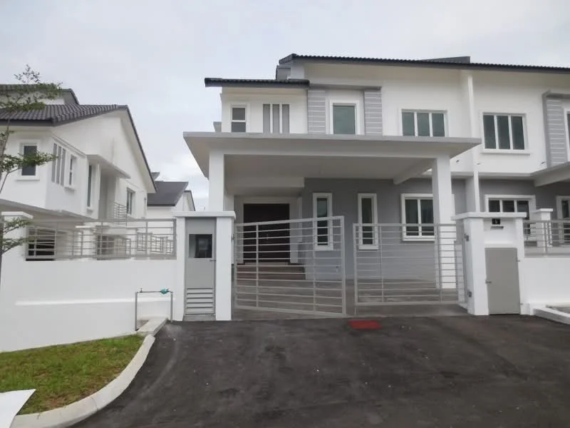 Exterior type: linked terrace house; features: white painted facade, grey accent wall, flat roof, double-volume car porch, manicured lawn, metal gate, concrete driveway, surrounded by greenery; style: modern.