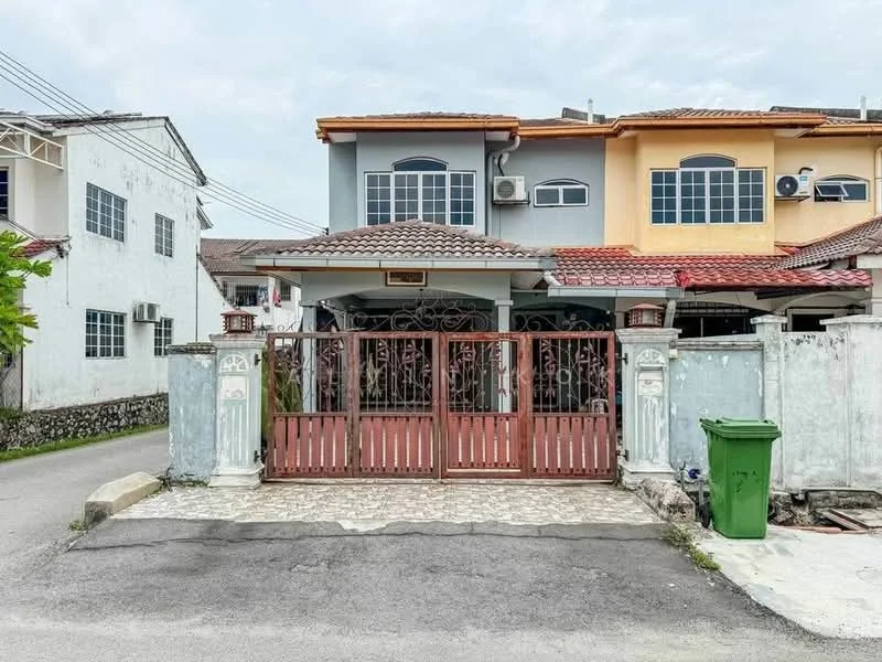 Exterior type: linked terrace house; features: two-storey linked terrace, red wooden gate, stone-paved driveway, white painted facade, grey painted facade, orange painted facade, roof with tiles, air conditioning units visible, manicured lawn, fence surrounding property, green waste bin; style: modern.