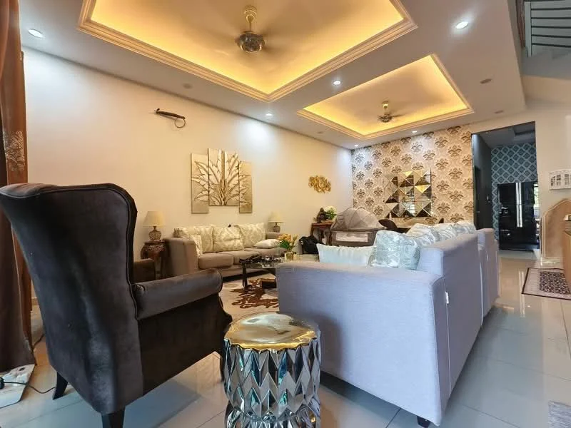Living features: sofa in light grey fabric, 3-seater sofa, 2-seater sofa, armchair in dark fabric, coffee table with metallic base, area rug with geometric pattern, wall-mounted TV, decorative wall mirror, recessed ceiling lights, tray ceiling with ambient lighting, wall art with tree design, lampshade on side table, decorative cushions, white painted walls, glossy tile flooring; style: modern.