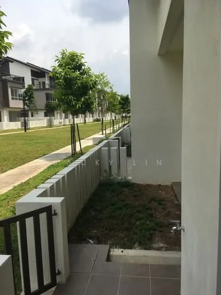 Exterior type: linked terrace house; features: manicured lawn, mature trees, concrete boundary wall, paved walkway, grass area, side garden, fenced area, two-storey building, modern facade; style: modern.