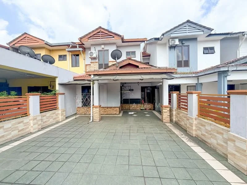 Exterior type: linked terrace house; features: paved driveway, covered car porch, wooden fence, exposed brick wall, multiple satellite dishes, gabled roof, two-storey structure, manicured landscaping, front porch area, interlocking pavers; style: modern.