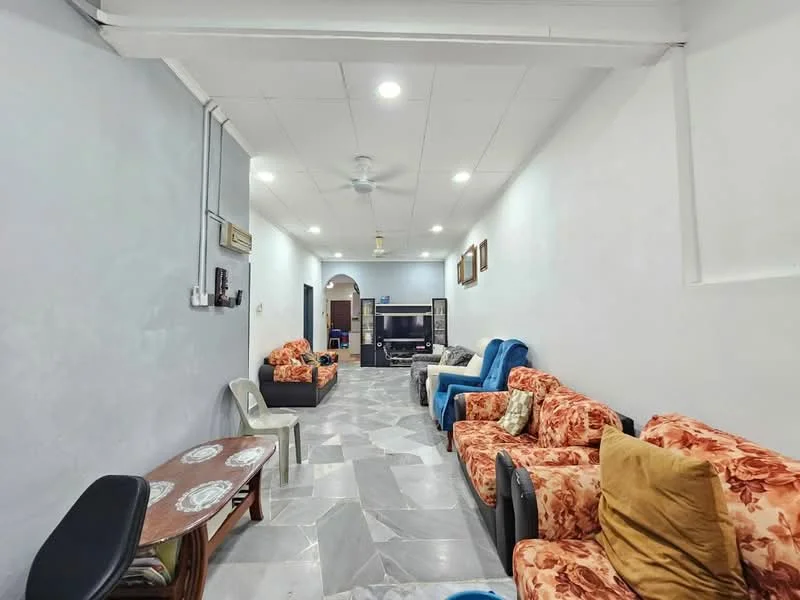 Living features: grey marble flooring, white painted walls, 5-blade ceiling fan with light, sofa with floral upholstery, blue upholstered armchair, wooden coffee table, TV console, wall-mounted TV, decorative wall frames, recessed ceiling lights; style: modern.