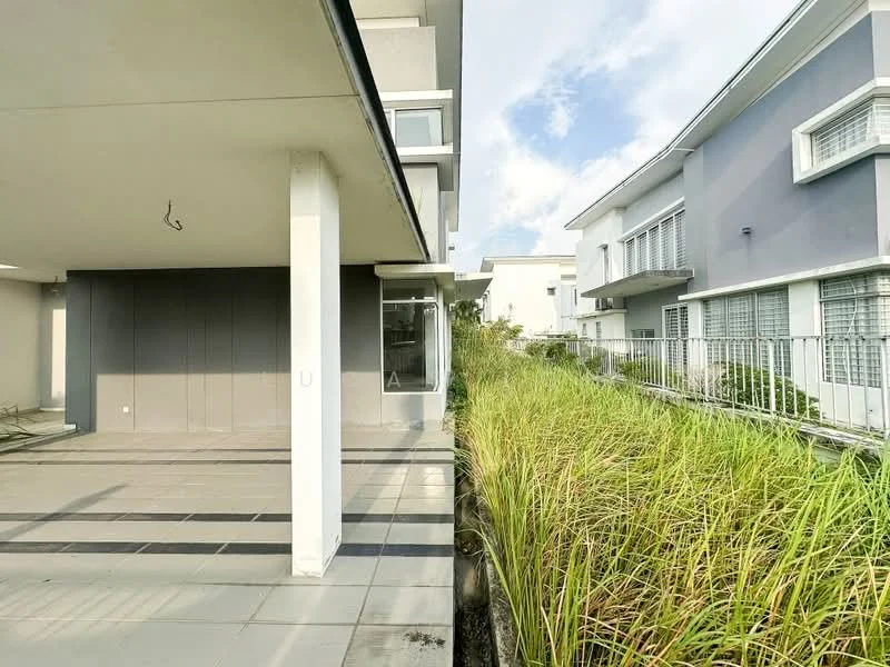 Exterior type: linked terrace house; features: concrete facade, grey painted facade, manicured landscaping with grass, paved walkway, two-storey structure, balcony on upper level, large windows, open space beside the building; style: modern.