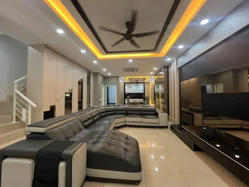 Living features: L-shape sectional sofa in grey and black, coffee table, wall-mounted TV, freestanding TV cabinet, recessed downlights, 5-blade ceiling fan, tray ceiling with LED strip lighting, glossy wall panel, large floor tiles in cream, built-in cabinetry, decorative mirror; style: modern.