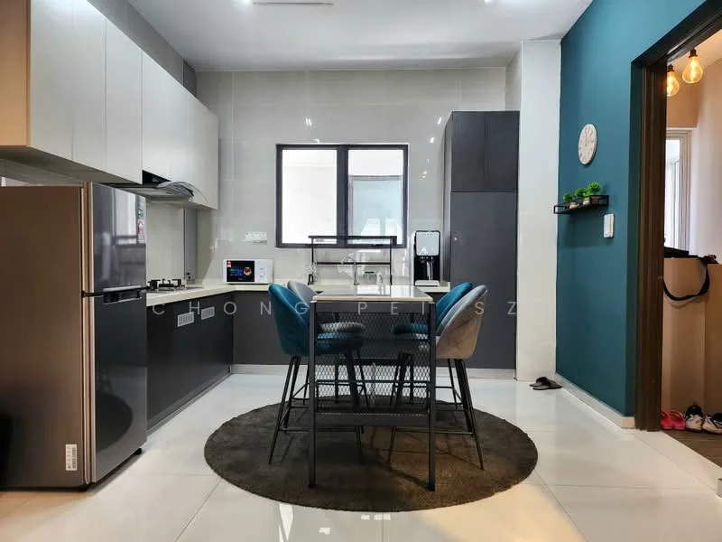Kitchen features: grey cabinetry, white upper cabinets, black countertop, stainless-steel fridge, built-in oven, 4-burner gas hob, single-bowl stainless-steel sink, chrome pull-down faucet, pendant lighting, round area rug, dining table with black metal frame, 4 upholstered dining chairs in blue, floor-to-ceiling window, white tiled flooring, grey accent wall; style: modern.
