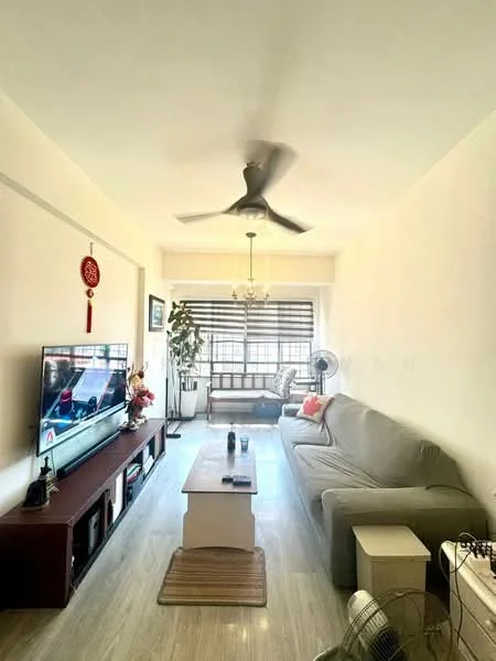 Living features: 3-seater fabric sofa in grey, coffee table, TV console, wall-mounted TV, ceiling fan, recessed downlights, large window with blinds, decorative plants, wooden flooring, area rug; style: modern.