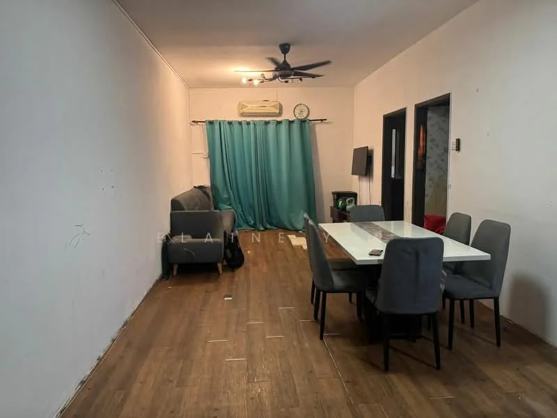 Living features: grey fabric sofa, 4-seater dining table, upholstered dining chairs, wooden flooring, ceiling fan, green curtains, wall-mounted clock, TV console, decorative wall, light-colored walls; style: modern.