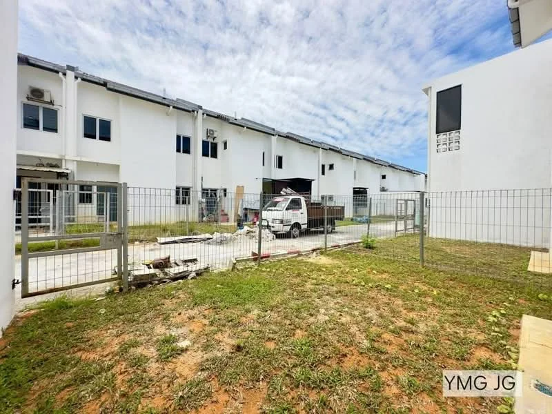 Exterior type: linked terrace house; features: white painted facade, flat roof, fenced yard, manicured lawn, paved walkway, parking space, surrounded by other terrace houses, construction materials visible, outdoor area with grass; style: modern.