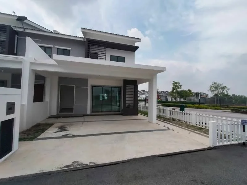 Exterior type: linked terrace house; features: white painted facade, flat roof, large glass sliding door, concrete driveway, manicured lawn, fenced front yard, surrounded by greenery, single-storey, modern architectural style; style: modern.
