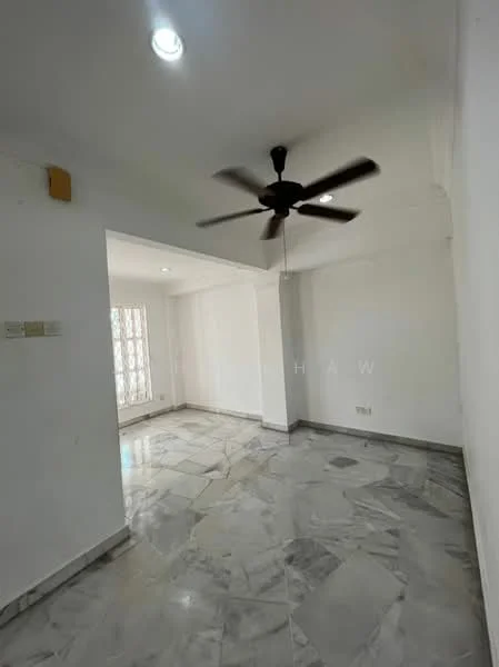 Room features: marble flooring, white painted walls, 5-blade ceiling fan, recessed downlights, large window with grille, corner column, open layout, natural light; style: minimalist.