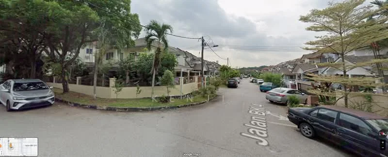 Exterior type: linked terrace house; features: residential street view, manicured landscaping, mature trees, paved road, curved road layout, multiple parked cars, fenced front yards, street signage, power lines, sidewalks; style: modern.