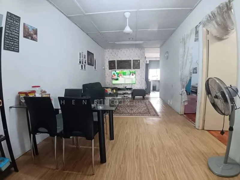 Living features: laminate flooring, white painted walls, ceiling fan, 3-seater fabric sofa in dark color, coffee table, TV console, wall-mounted TV, decorative wall art, area rug, dining table with 4 black chairs, window with sheer curtains; style: modern.