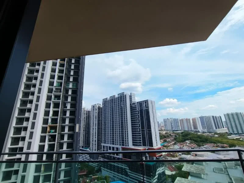 Room style: modern; view: city.