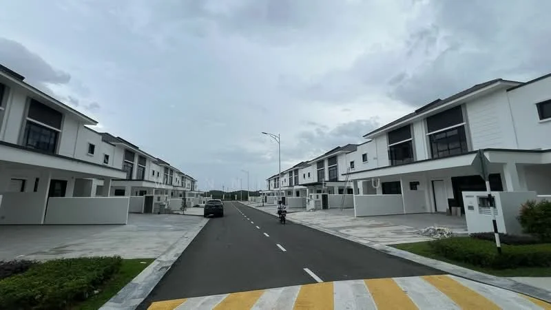 Exterior type: linked terrace house; features: white painted facade, flat roof, 2-storey buildings, manicured lawn, paved driveway, street lighting, sidewalks, surrounded by greenery; style: modern.