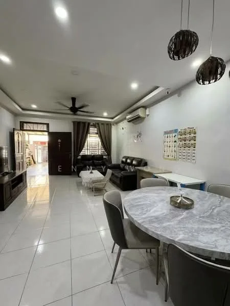Living features: white painted walls, glossy white tile flooring, 5-blade ceiling fan with light, sofa in black leather, coffee table with marble top, TV console in dark wood, wall-mounted TV, recessed LED downlights, curtains on windows, decorative wall calendar, dining table with marble top, upholstered dining chairs; style: modern.
