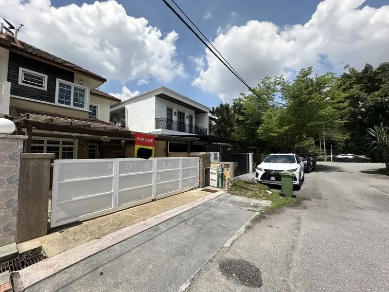Exterior type: linked terrace house; features: white painted facade, two-storey building, manicured lawn, paved driveway, front gate, surrounded by greenery, parking space for multiple cars, clear blue sky, street view with trees; style: modern.