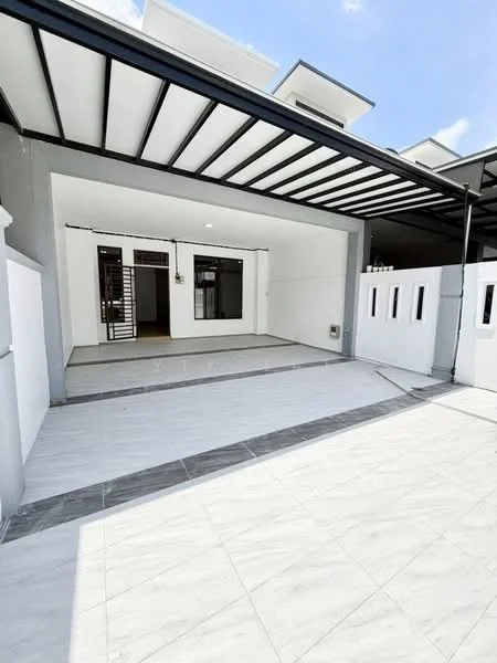 Exterior type: linked terrace house; features: flat roof, white painted facade, grey accent wall, large sliding glass door, porcelain tile flooring, manicured lawn, covered car porch, paved driveway, security gate, modern design, surrounded by greenery; style: modern.
