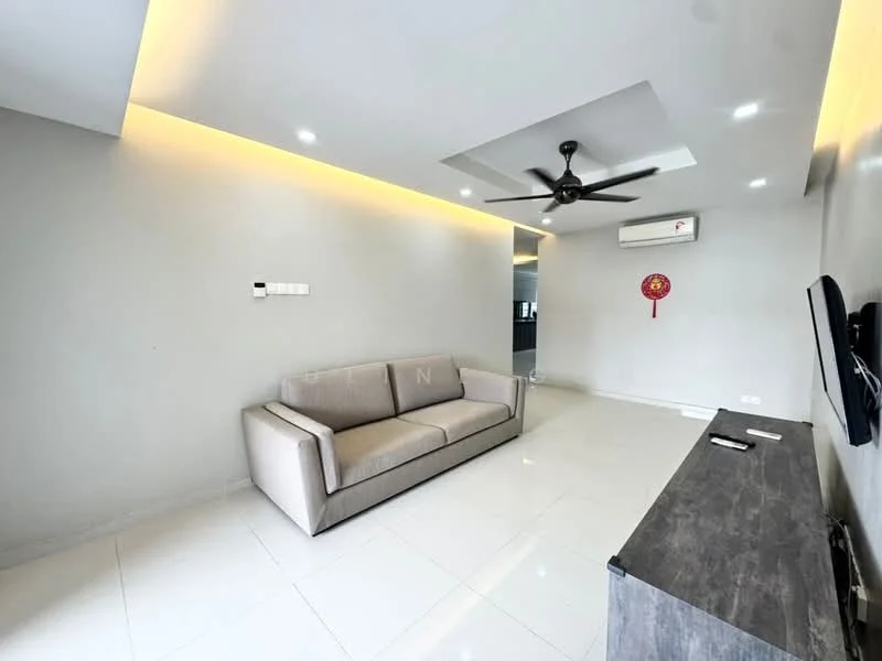 Living features: grey painted walls, white ceiling with recessed lighting, 5-blade ceiling fan with light, white tiled flooring, wall-mounted TV, wooden TV console, sofa in beige fabric, air conditioning unit; style: modern.
