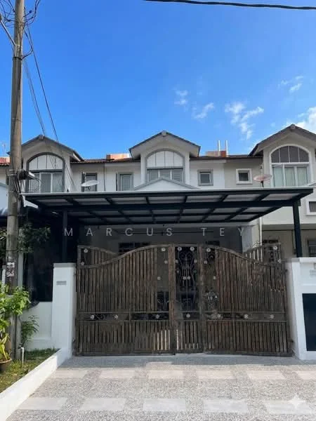 Exterior type: linked terrace house; features: wooden gate, metal carport, paved driveway, white painted facade, gabled roof, multiple storeys, surrounded by greenery, clear blue sky; style: modern.