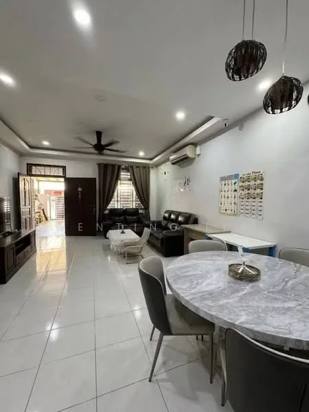 Living features: white painted walls, marble tile flooring, 5-blade ceiling fan with light, sofa in black leather, coffee table, TV console, wall-mounted TV, recessed downlights, curtains in dark brown, dining table with marble top, upholstered dining chairs, air conditioning unit; style: modern.