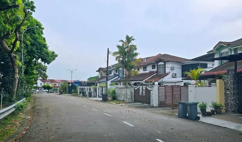 Exterior type: linked terrace house; features: two-storey houses, red tiled roofs, white painted facade, paved driveway, manicured lawns, palm trees, street lighting, fenced front yards, sidewalks, greenery along the street; style: modern.