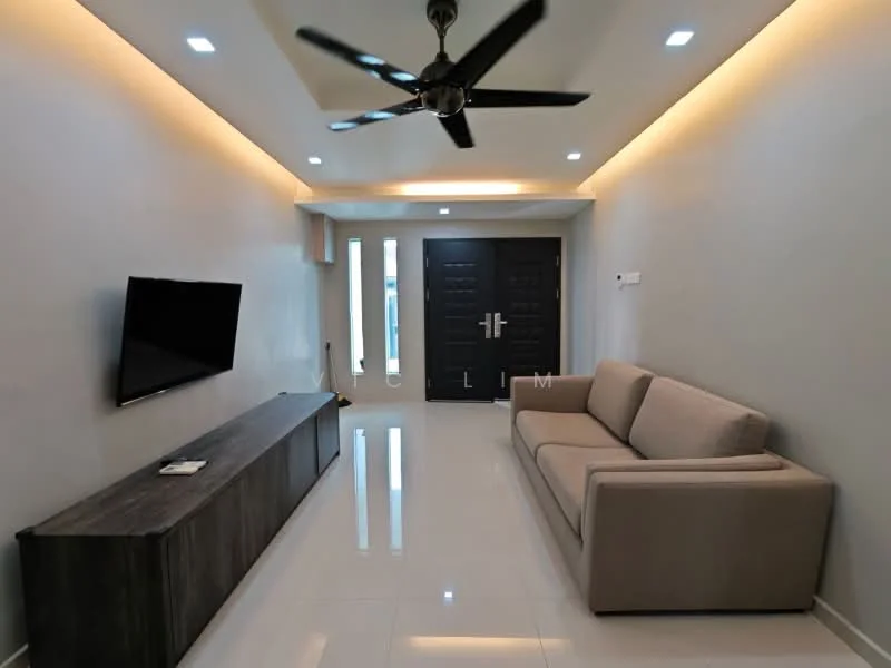 Living features: 3-seater fabric sofa in beige, wall-mounted TV, TV console in dark wood, recessed LED downlights, 5-blade ceiling fan with light, white painted walls, glossy tile flooring, large entrance door, natural light from windows; style: modern.