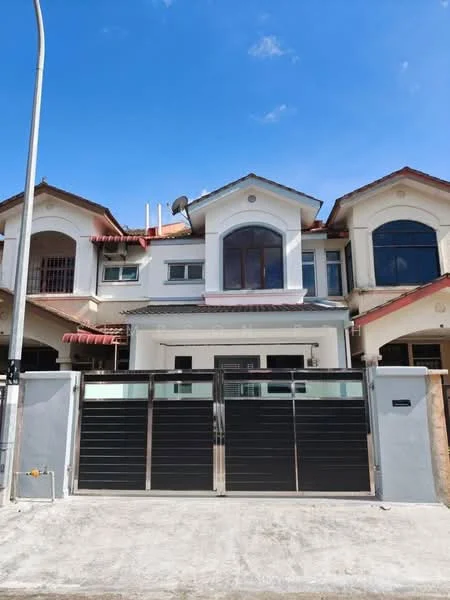 Exterior type: linked terrace house; features: white painted facade, red tiled roof, arched windows, balcony with railing, two-storey structure, metal gate, concrete driveway, satellite dish on roof, front garden area, clear blue sky in background; style: modern.