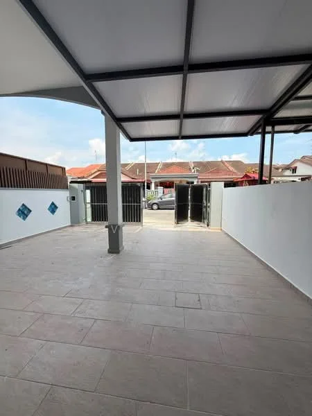 Exterior type: linked terrace house; features: covered car porch, paved flooring, white painted walls, metal gate, fenced perimeter, urban residential context; style: modern.