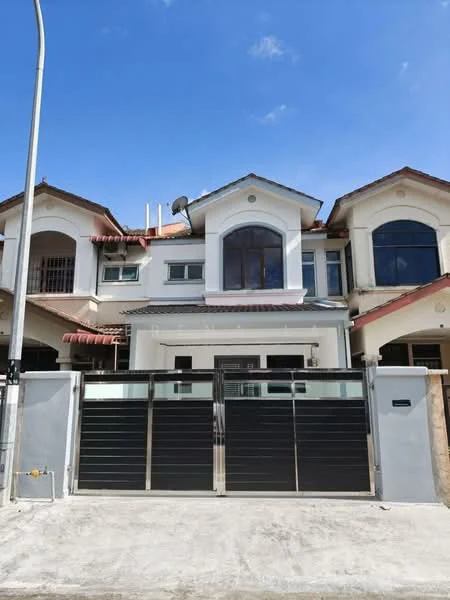 Exterior type: linked terrace house; features: white painted facade, red tiled roof, arched windows, front gate with glass panels, two-storey structure, balcony on upper floor, manicured front yard, driveway, satellite dish on roof, street lamp, clear blue sky; style: modern.