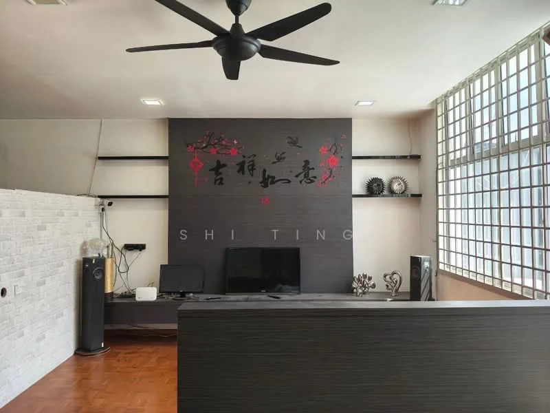 Living features: wooden flooring, feature wall with decorative artwork, black TV console, wall-mounted TV, shelves with decorative items, two speakers, ceiling fan, large windows with grid pattern, decorative plants, open layout; style: modern.