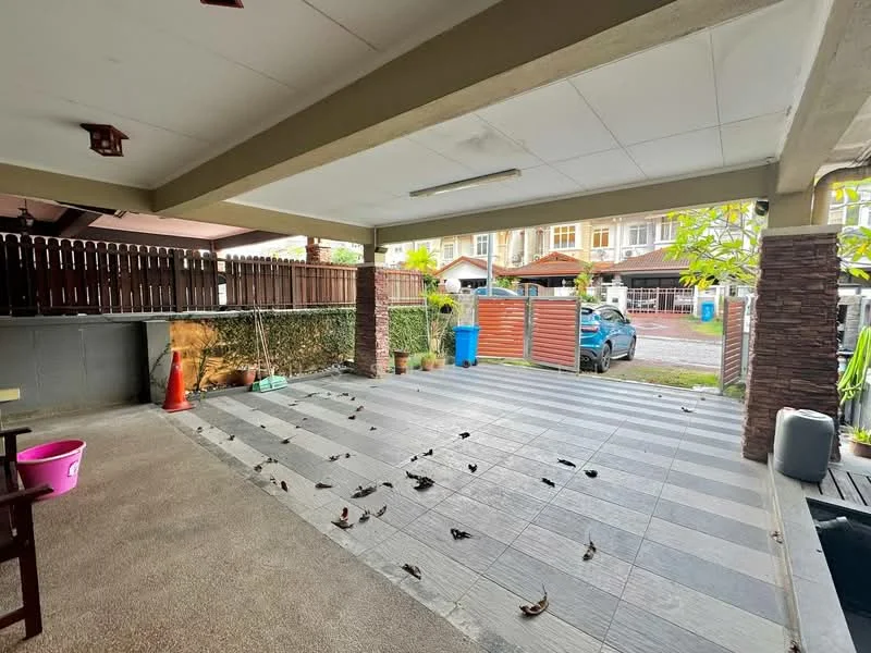 Exterior type: car porch; features: covered car porch, grey tiled flooring, stone cladding on columns, wooden fence, manicured plants, parking space for 1 car, outdoor lighting, concrete ceiling, leaves on the ground; style: modern.