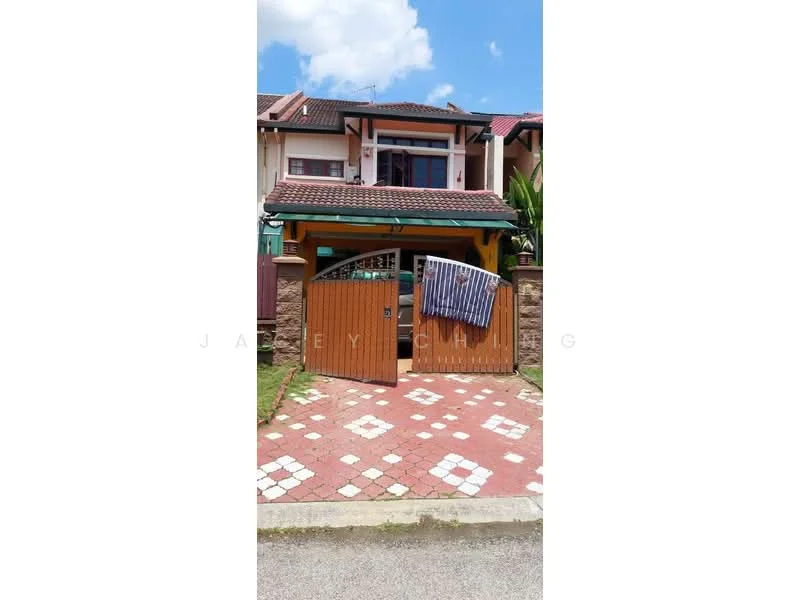 Exterior type: semi-detached house; features: wooden gate, stone cladding on lower walls, red brick driveway, decorative pavement with white tiles, two-storey structure, gabled roof, overhanging eaves, front garden area, laundry hanging on the gate; style: modern.
