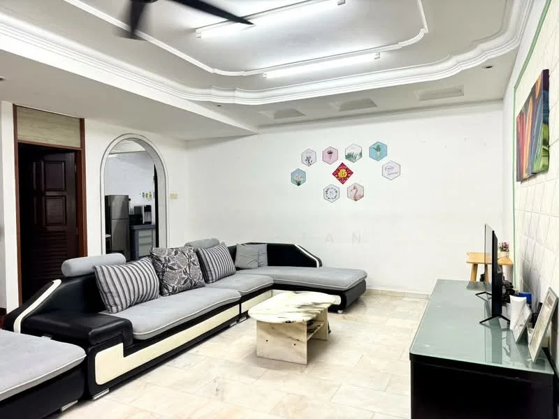 Living features: L-shape sectional sofa in grey and black, coffee table with marble top, wall-mounted TV, TV console, decorative wall art with hexagonal shapes, white painted walls, tray ceiling with recessed lighting, cream tiled flooring, ceiling fan; style: modern.